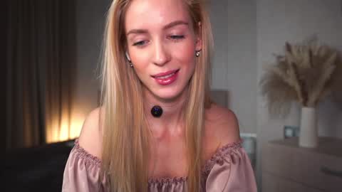 Snapshot of gold_blond chatting on 01-23-25, 08:04 Olivia online show from 01-23-25, 08:04