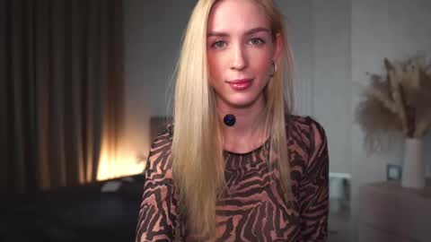 Snapshot of gold_blond chatting on 02-18-25, 06:15 Olivia online show from 02-18-25, 06:15