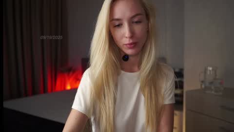 Snapshot of gold_blond chatting on 09-19-25, 09:00 Olivia online show from 09-19-25, 09:00