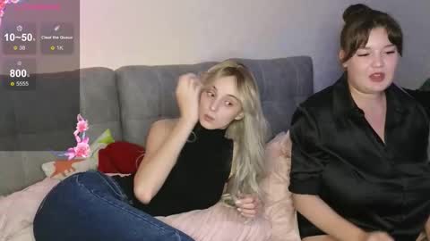 Snapshot of golden_bag chatting on 10-17-25, 08:00 Jess online show from 10-17-25, 08:00