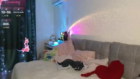 Snapshot of golden_bag chatting on 10-21-25, 10:10 Jess online show from 10-21-25, 10:10