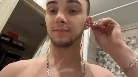 Snapshot of golden_boyyy21 chatting on 02-12-25, 03:05 Golden boyyy21 online show from 02-12-25, 03:05