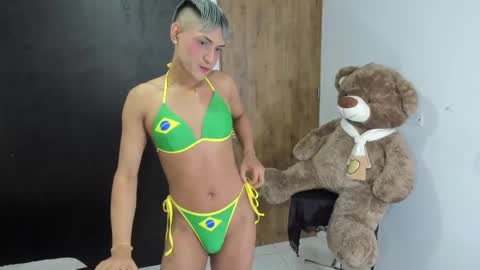 Snapshot of goldenangels1 chatting on 10-17-25, 06:54 goldenangels1 online show from 10-17-25, 06:54