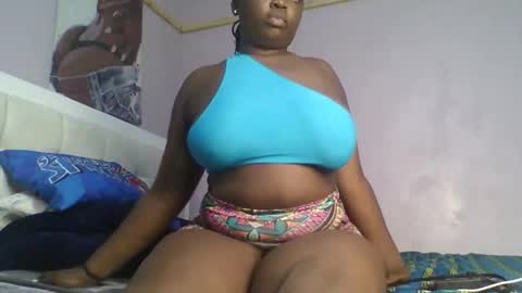 Snapshot of goldencurves_bunny chatting on 01-14-26, 08:03 Bella online show from 01-14-26, 08:03