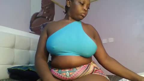 Snapshot of goldencurves_bunny chatting on 02-05-26, 08:08 Bella online show from 02-05-26, 08:08