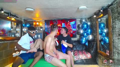 Snapshot of goldenjoi chatting on 12-21-24, 04:14 GOLDENJOI online show from 12-21-24, 04:14