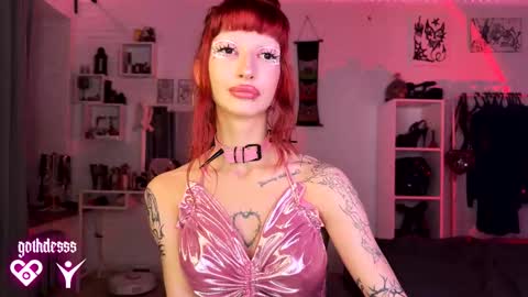 Snapshot of gothdesss chatting on 10-12-25, 12:53 online show from 10-12-25, 12:53