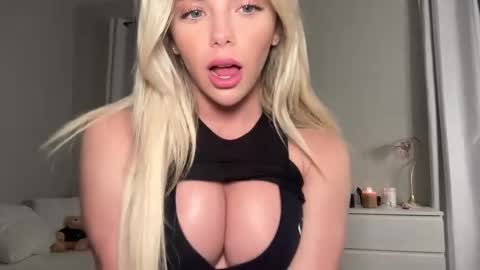Snapshot of gracieparker chatting on 02-18-25, 01:54 Gracie online show from 02-18-25, 01:54