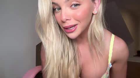 Snapshot of gracieparker chatting on 10-12-25, 02:54 Gracie online show from 10-12-25, 02:54