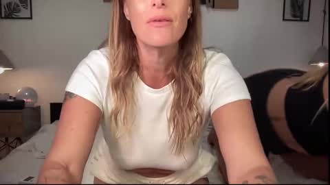 Snapshot of green_eyed_goddess_ chatting on 02-28-25, 03:59 Green Eyed Goddess online show from 02-28-25, 03:59