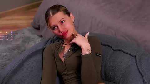 Snapshot of greengazon chatting on 11-07-25, 01:33 Kelly online show from 11-07-25, 01:33