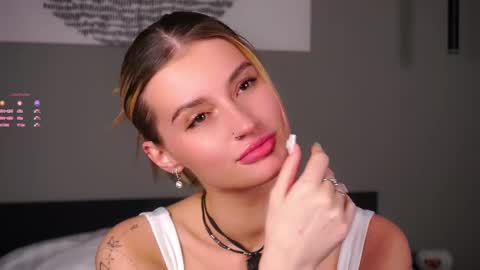 Snapshot of greengazon chatting on 11-17-25, 01:06 Kelly online show from 11-17-25, 01:06