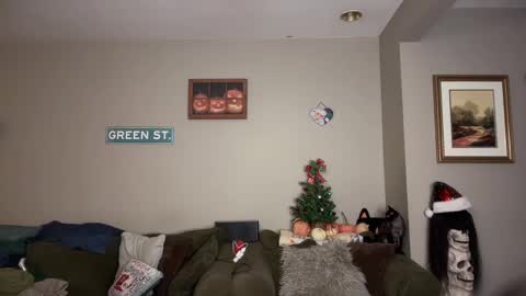 Snapshot of greenxxxqueen chatting on 12-17-24, 02:23 SexQueen Nikki online show from 12-17-24, 02:23