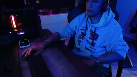 Snapshot of guayaco_ chatting on 10-31-25, 02:56 Guayaco  online show from 10-31-25, 02:56