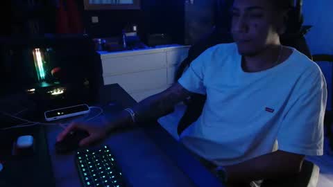 Snapshot of guayaco_ chatting on 11-18-25, 06:12 Guayaco online show from 11-18-25, 06:12