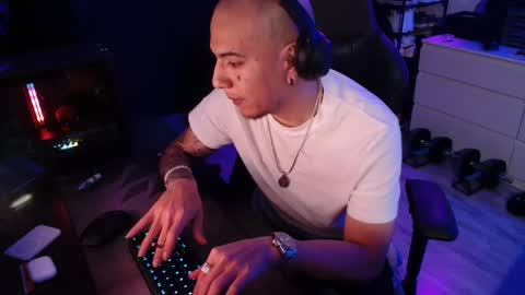 Snapshot of guayaco_ chatting on 02-14-26, 06:37 Guayaco online show from 02-14-26, 06:37