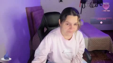 Hello Im Julieta Im 25 years old welcome to my room have fun and be happy. online show from 11-22-25, 02:54