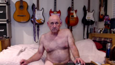 Snapshot of guitarsexgod chatting on 01-21-25, 11:46 Mario online show from 01-21-25, 11:46