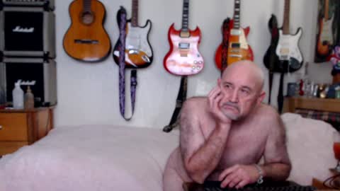 Snapshot of guitarsexgod chatting on 01-25-25, 04:57 Mario online show from 01-25-25, 04:57