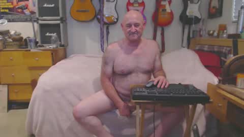 Snapshot of guitarsexgod chatting on 03-04-25, 03:04 Mario online show from 03-04-25, 03:04