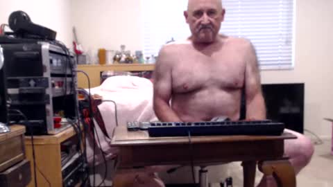 Snapshot of guitarsexgod chatting on 03-09-25, 09:46 Mario online show from 03-09-25, 09:46