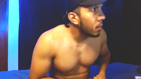 Snapshot of gurushake chatting on 11-16-25, 02:28 holl latino online show from 11-16-25, 02:28