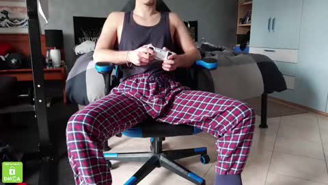 Snapshot of guy2015big chatting on 02-12-25, 10:24 Flo online show from 02-12-25, 10:24