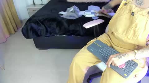 gyal_8_ online show from 11-29-25, 03:20