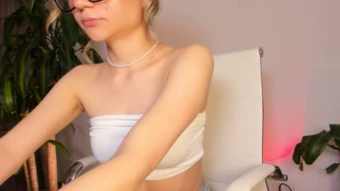 Hailey online show from 10-18-25, 03:42