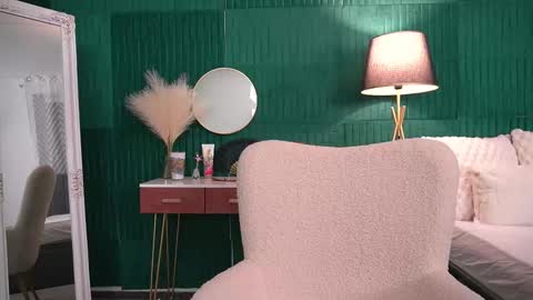 Hailey online show from 11-28-25, 04:26