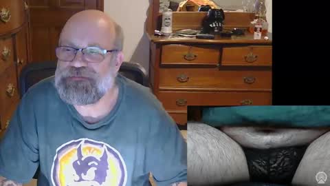 Snapshot of hairydaddybear69 chatting on 11-22-25, 04:00 HairyDaddyBear69 online show from 11-22-25, 04:00