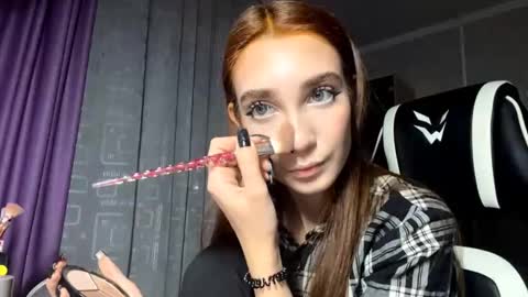 Snapshot of halliemcanaw chatting on 11-14-25, 06:06 Holly online show from 11-14-25, 06:06