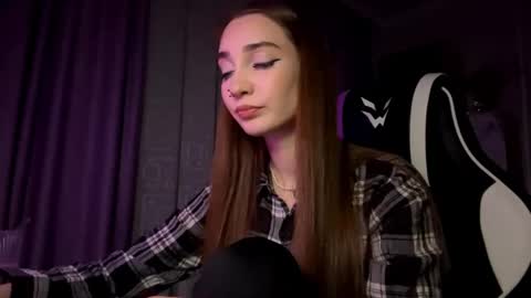 Snapshot of halliemcanaw chatting on 11-29-25, 05:16 Holly online show from 11-29-25, 05:16