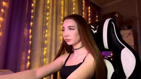 Snapshot of halliemcanaw chatting on 12-17-25, 07:20 Holly online show from 12-17-25, 07:20