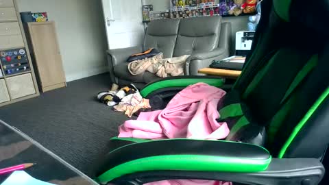 Snapshot of hamptoncriz chatting on 04-16-26, 01:34 Sissy Sarah-Louise online show from 04-16-26, 01:34