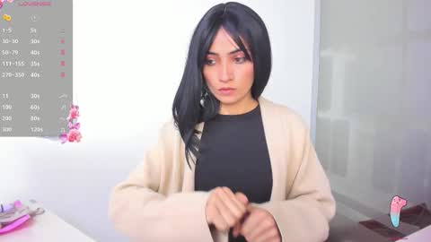 Snapshot of hanna_chloe chatting on 02-08-26, 01:47 Sara online show from 02-08-26, 01:47