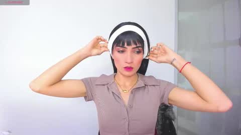 Snapshot of hanna_chloe chatting on 02-23-26, 07:00 Sara online show from 02-23-26, 07:00