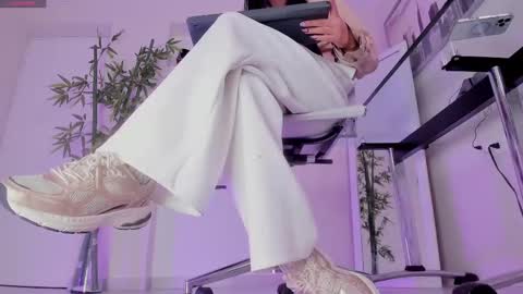 HANNAH HOWELL online show from 11-04-25, 09:41