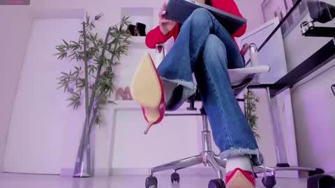 HANNAH HOWELL online show from 11-25-25, 09:42