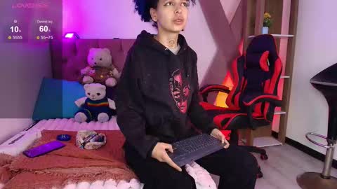 Snapshot of hannahblue_ chatting on 02-11-26, 12:10 HannahBlue online show from 02-11-26, 12:10