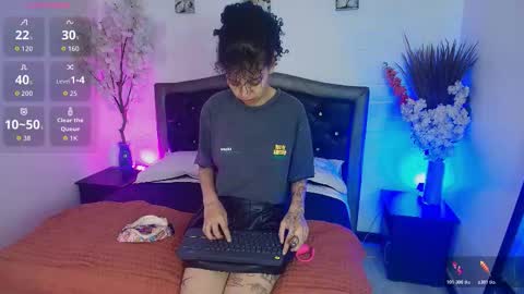 Snapshot of hannahblue_ chatting on 02-16-26, 12:23 HannahBlue online show from 02-16-26, 12:23