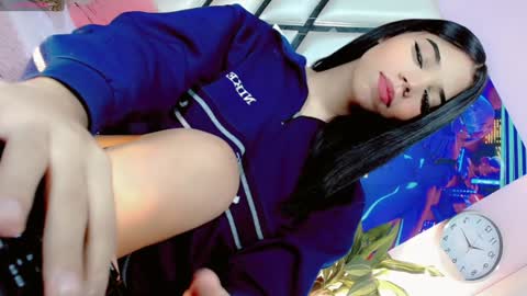 Snapshot of hannahsmit_ chatting on 12-29-24, 02:17 hannahsmit_ online show from 12-29-24, 02:17