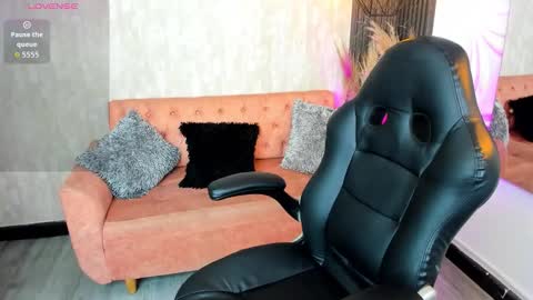 Snapshot of hannawells_ chatting on 11-27-25, 08:44 Hanna online show from 11-27-25, 08:44