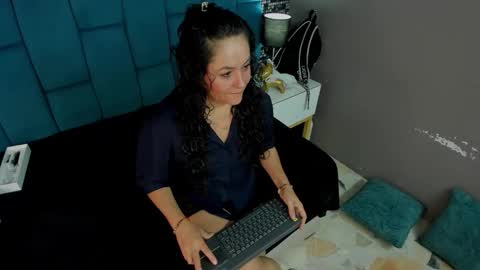 Snapshot of hanny_bliss chatting on 12-19-25, 12:01 Hanny online show from 12-19-25, 12:01