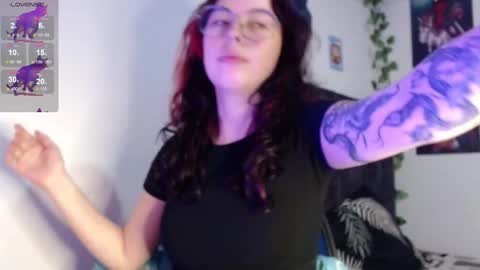 Snapshot of hanny_e chatting on 10-16-25, 12:11 hanny online show from 10-16-25, 12:11