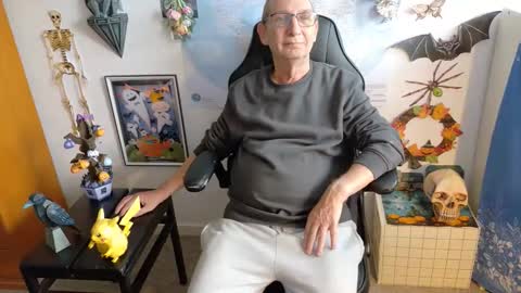 Snapshot of hansi63 chatting on 10-08-25, 09:18 charly online show from 10-08-25, 09:18