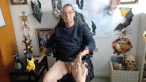 Snapshot of hansi63 chatting on 10-15-25, 11:43 charly online show from 10-15-25, 11:43