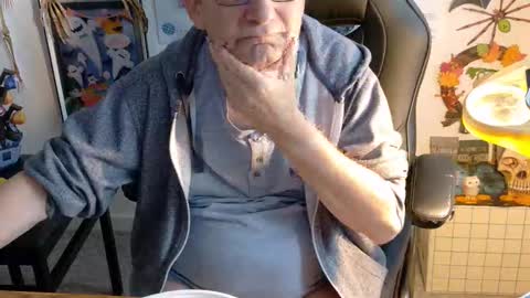 Snapshot of hansi63 chatting on 10-16-25, 10:27 charly online show from 10-16-25, 10:27