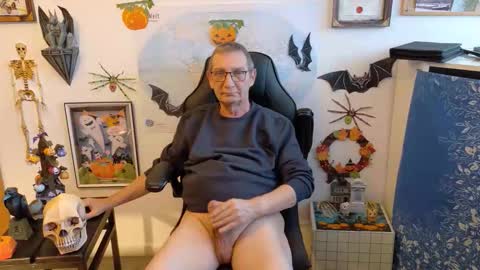 Snapshot of hansi63 chatting on 10-29-25, 02:41 charly online show from 10-29-25, 02:41