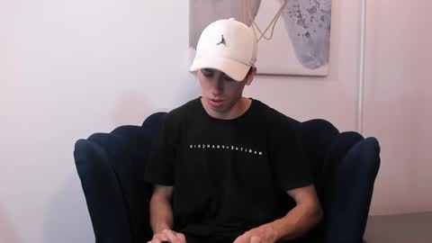   H  K   online show from 10-12-25, 02:43